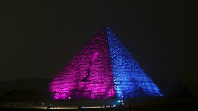 الأهرامات تضيء بشعار مصر للطيران تضامنًا مع الحادث الأليم