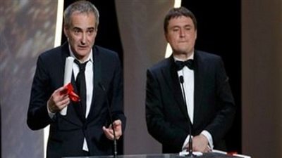 أوليفرا أسياس وكريستيان مونجيو يتقاسمان جائزة أفضل مخرج بـ