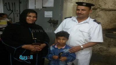 شرطة النقل تعيد طفلًا تائهًا إلى أهله بمحطة العتبة 