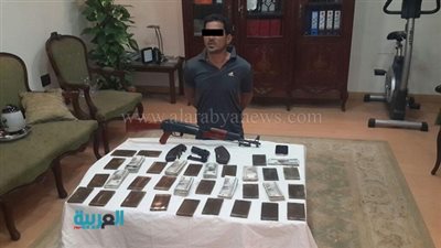 القبض على تاجر مخدرات بأسلحة وذخيرة بالزاوية الحمراء 