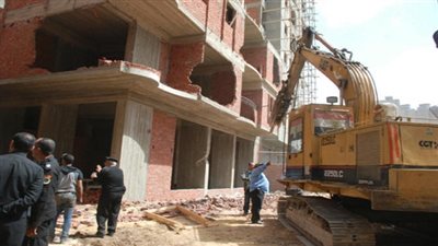 إزالة وتشميع 3 عقارات مخالفة بحي وسط القاهرة 