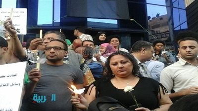 بالصور.. وقفة صامتة حدادًا على ضحايا الطائرة بـ