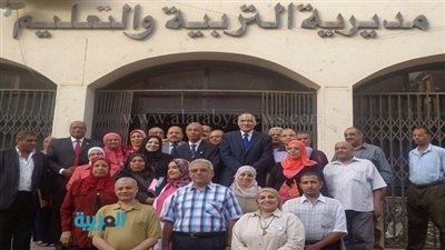 القائم بأعمال محافظ القاهرة يلتقط صورًا تذكاريًا مع موظفي مديرية التعليم