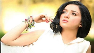 مي عز الدين تحتفل بوصول متابعيها لـ