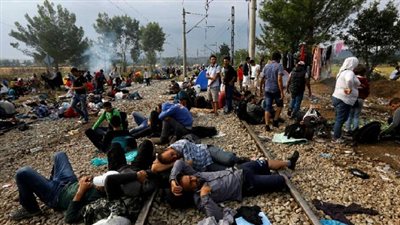 اليونان تواصل إخلاء مخيم إيدوميني على الحدود مع مقدونيا