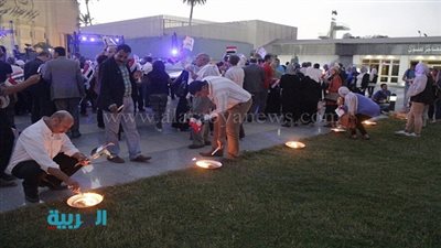 بالصور.. تأبين ضحايا الطائرة المنكوبة بالورود والشموع في الأوبرا