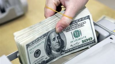 الدولار يواصل استقراره.. واليورو يسجل 9.8 جنيه