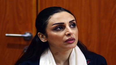 أنغام تتجه إلى بيروت على متن طائرة 