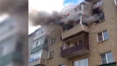 بالفيديو.. أب يلقي بأولاده من الدور الخامس لينقذهم من الحريق
