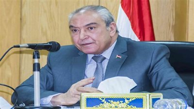 محافظ المنيا يسلم زوج سيدة 