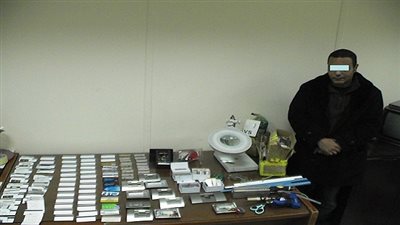 ضبط موظف بأحد الفنادق لاستيلائه على بطاقات ائتمانية للعملاء 