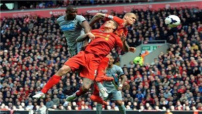 ميلان يفكر في مدافع ليفربول السابق