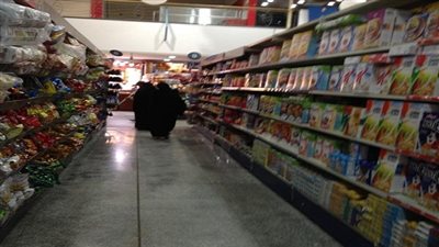 بالفيديو.. صاحب سوبر ماركت يضرب السيدات بـ