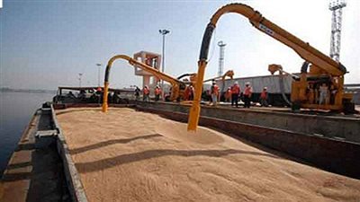 90 شاحنة محملة بالقمح تغادر ميناء الإسكندرية