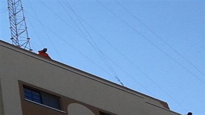 ناظر محطة بالنقل العام يهدد بالانتحار من أعلى برج سكني