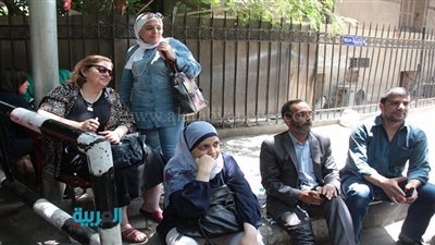 تجمع الصحفيين أمام قسم قصر النيل بعد احتجاز النقيب