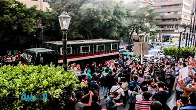 بالفيديو.. عشرات الصحفيين يحتجون على احتجاز 