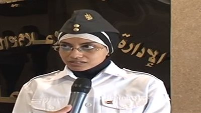 وزير الداخلية يكرم عريف الشرطة لحصولها على الدكتوراة 