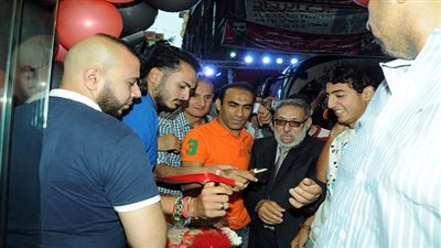 بالصور.. لاعبو الأهلي يفتتحون 