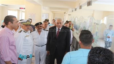 بالصور.. محافظ السويس يتفقد إدارة المرور لمتابعة الخدمات المقدمة للأهالي