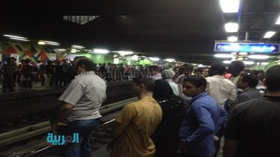 بالصور.. ازدحام محطات مترو الأنفاق بسبب ارتفاع درجات الحرارة