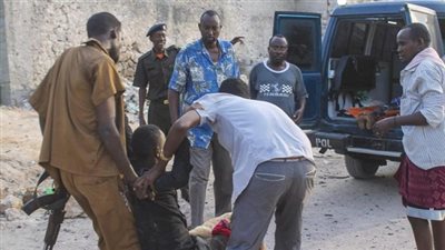 هجوم مزدوج يستهدف فندقا بمقديشو واحتجاز رهائن بداخله 