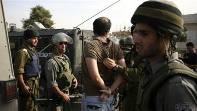 الاحتلال يعتقل 12 مواطنًا من الضفة