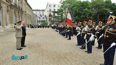 بالصور.. قائد القوات البحرية يرفع العلم المصري على 