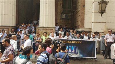 وقفة أمام محكمة عابدين للتضامن مع نقيب الصحفيين 