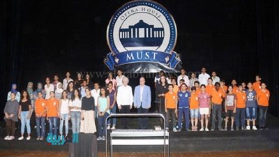 بالصور.. وزير الثقافة يشاهد 