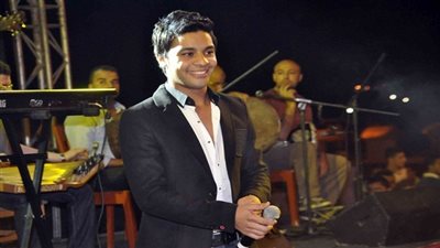 بالفيديو.. أحمد جمال يشعل حفل كلية 