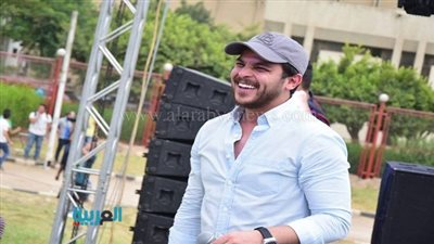 بالصور.. محمد رشاد يشعل حفل كلية 