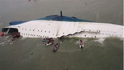 فيتنام.. انقلاب سفينة على متنها 41 سائحًا 