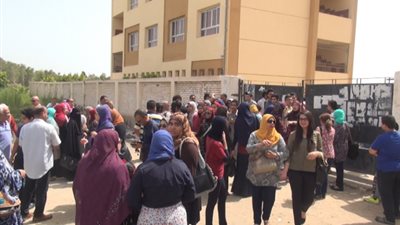 لافتات تحذيرية للطلاب على أبواب لجان الثانوية العامة