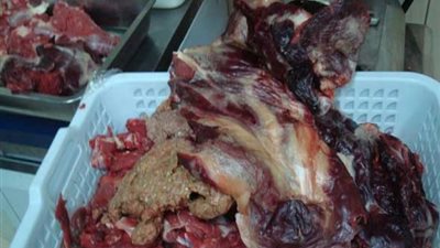 ضبط 5 أطنان لحوم فاسدة دخل ثلاجة بأبوالنمرس