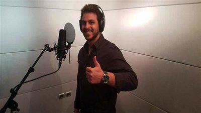 بالفيديو.. محمد رشاد يغني تتر 