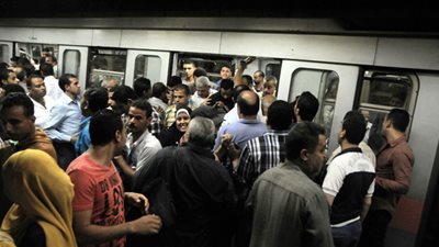 ذعر في مترو العتبة بعد إطلاق شاب ألعاب نارية بالمحطة