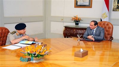 السيسي يبحث مع وزير الدفاع جهود تأمين الحدود وصفقة 