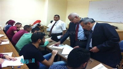 نائب رئيس جامعة المنصورة يتفقد أعمال الامتحانات بكلية الآداب 