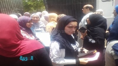 بالصور.. طالبات الثانوية العامة عن امتحان الإنجليزي: 