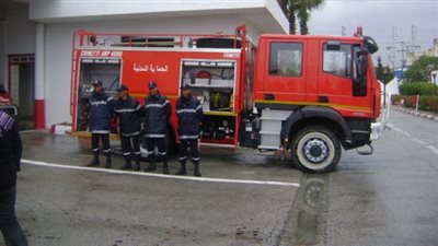 رجال الحماية المدنية بالقاهرة ينقلون رجل مسن للمستشفى بعد استغاثته 