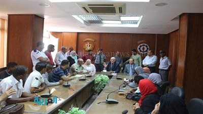 محافظ السويس يبحث تظلمات الحالات الخاصة لأهالي عزبة الصفيح 