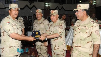 بالصور.. وزير الدفاع يشارك جنود الجيش الثاني 