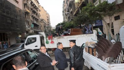 بالصور.. غلق مقهى مخالف في حملة إشغالات بحي وسط القاهرة