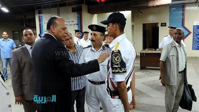بالصور.. جولة لمدير شرطة النقل على محطة السكة الحديد ومترو الشهداء