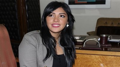 بالفيديو.. نيرمين ماهر تسقط أرضًا في 