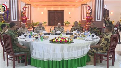 بالفيديو.. وزير الدفاع يلتقي مقاتلي الوحدات الخاصة ويكرم المتميزين