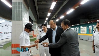 جولة مفاجئة لمدير شرطة النقل لحظة الإفطار بمحطات المترو والسكك الحديدية 