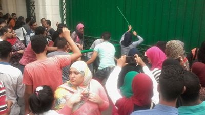 ننشر مطالب طلاب الثانوية المتظاهرين أمام 