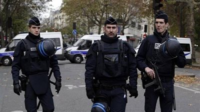 الشرطة الفرنسية: الضابط قُتل طعنًا أمام منزله وهو بثياب مدنية